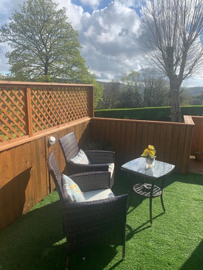 Swansea Log Cabin Pontardawe Exteriör bild