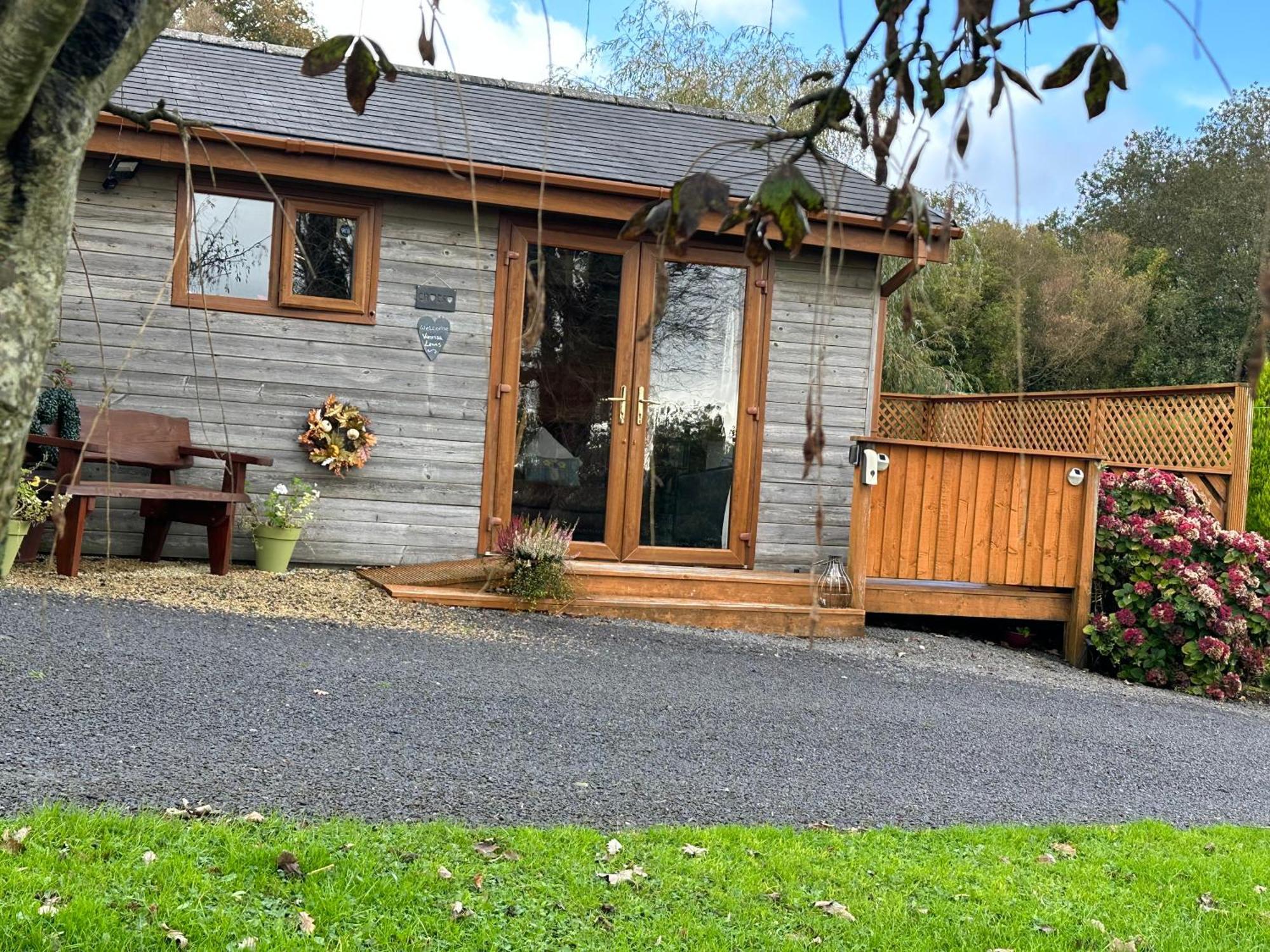 Swansea Log Cabin Pontardawe Exteriör bild